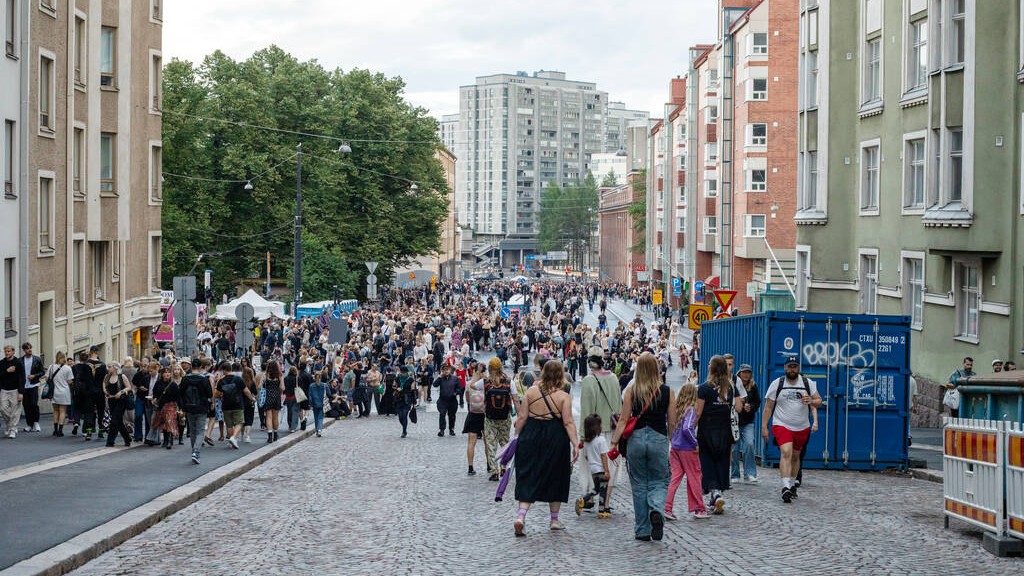 Kuvassa on ihmisiä kadulla Helsingissä