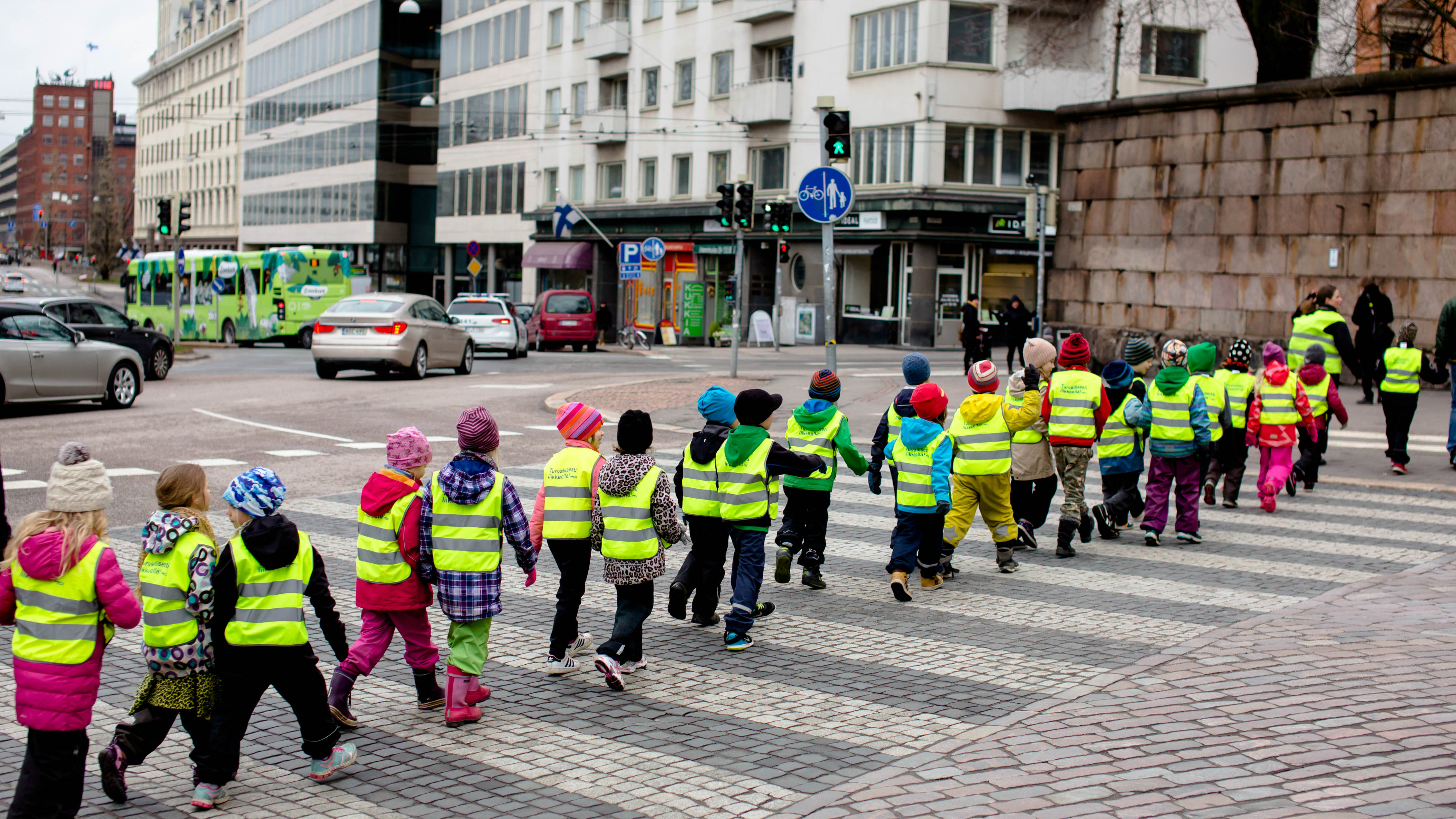 lapset ylittämässä katua, kuva: Sakari Piippo