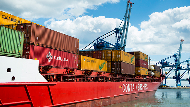 Vuosaari kontteja laivassa