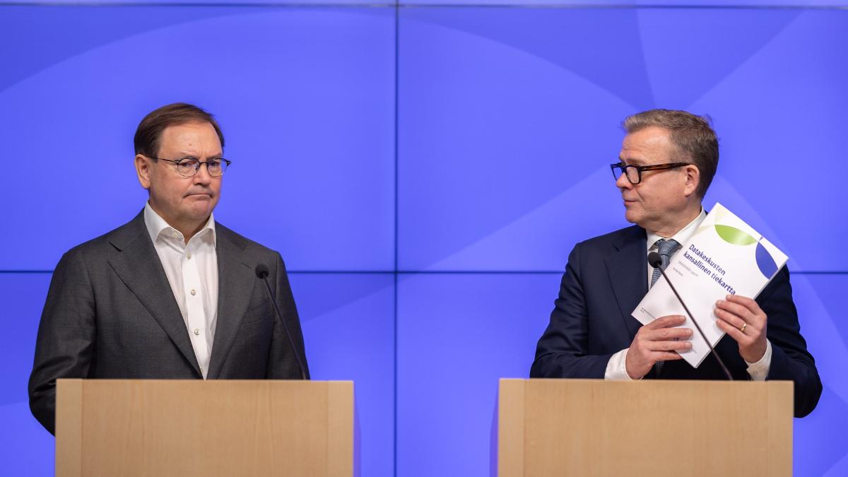 Rapporteur Veli-Matti Mattila and Prime Minister Petteri Orpo at a press conference.